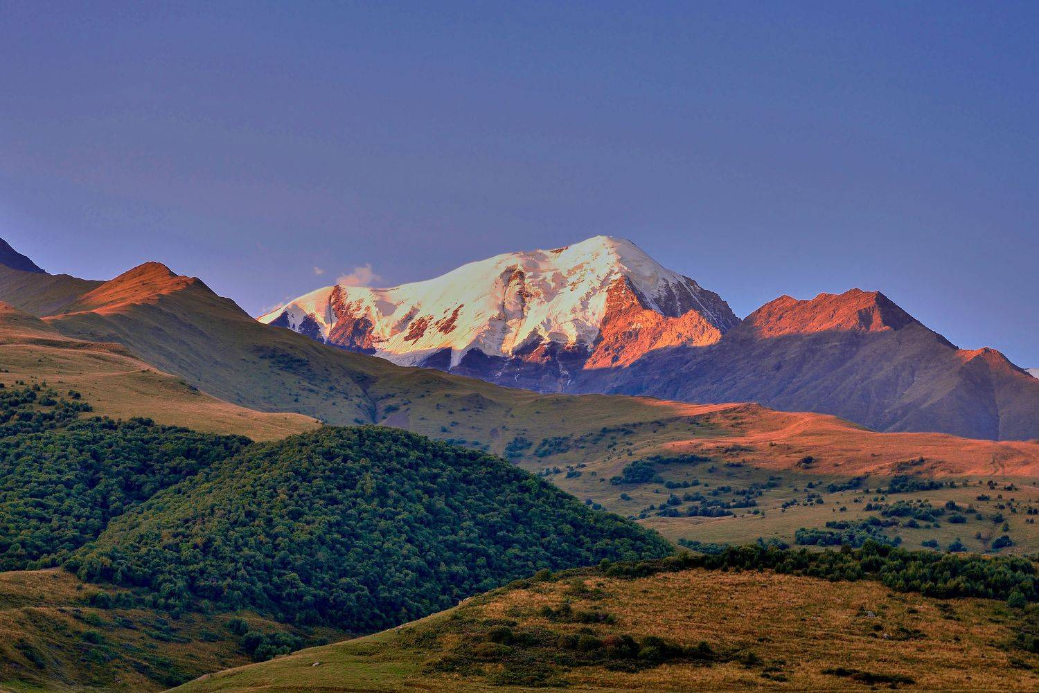 Утро туманное, утро седое .... Автор: Байдуков Александр осетия, даргавс, утро, горы, рассвет, снежная вершина, склон,, Байдуков Александр