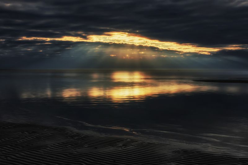 Засветился сквозь тучи закатphoto preview