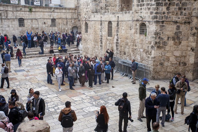 храм, люди, Израиль, Иерусалим У храма Гроба Господнегоphoto preview