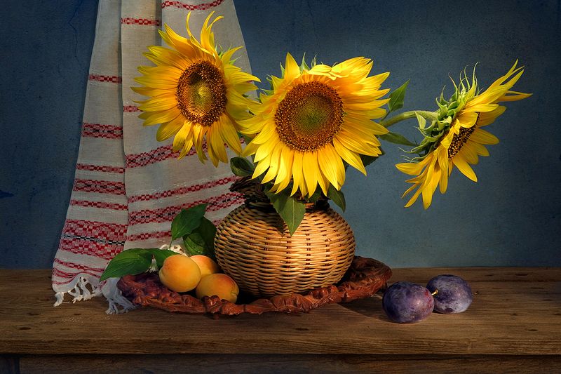 натюрморт,подсолнухи,рушник,абрикосы,сливы,плетеная ваза,поднос Солнечныеphoto preview