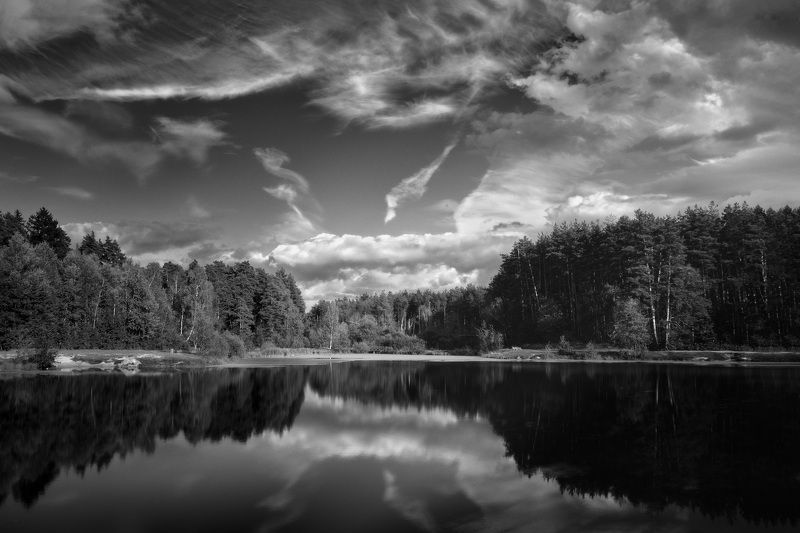 лес, озеро, небо, отражения Облака над озером фото превью