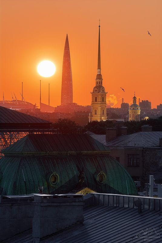 Изумрудная крыша и янтарный закатphoto preview