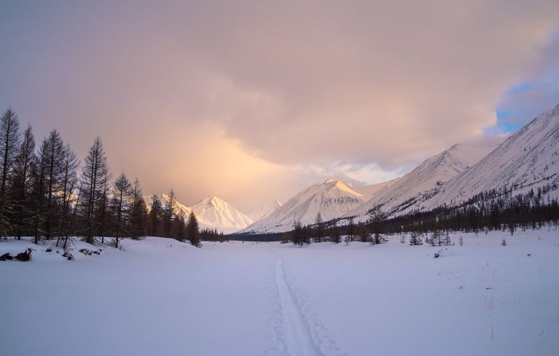 Южно-Муйский хребет, горы, зима, снег, лыжи В горах Южно-Муйского хребтаphoto preview