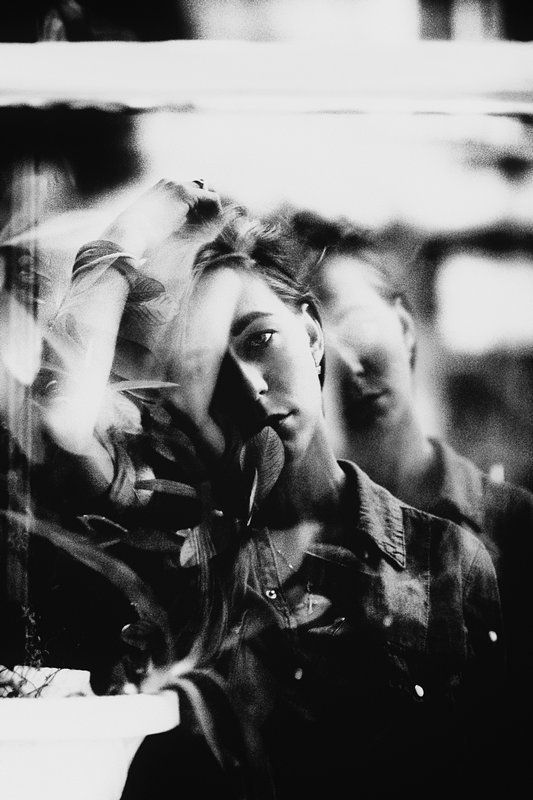 девушка, эмоции, отражения, чёрно-белое, контраст photo preview