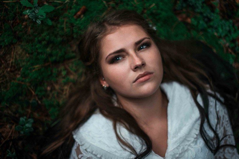 девушка, лежит, мох, зелень, взгляд, глаза, белое, платье Женяphoto preview