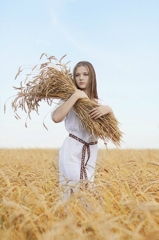 Девушка с пшеницейphoto preview