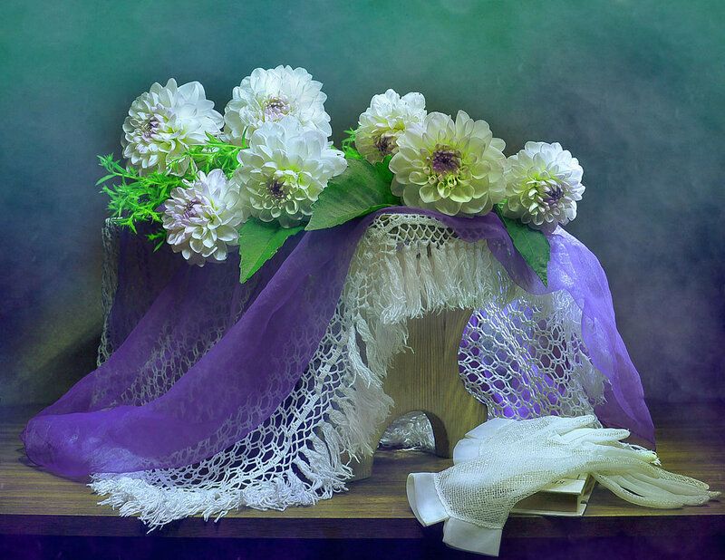 still life, натюрморт, цветы, фото натюрморт, лето, август, георгины, перчатки, книга Ностальгия...photo preview