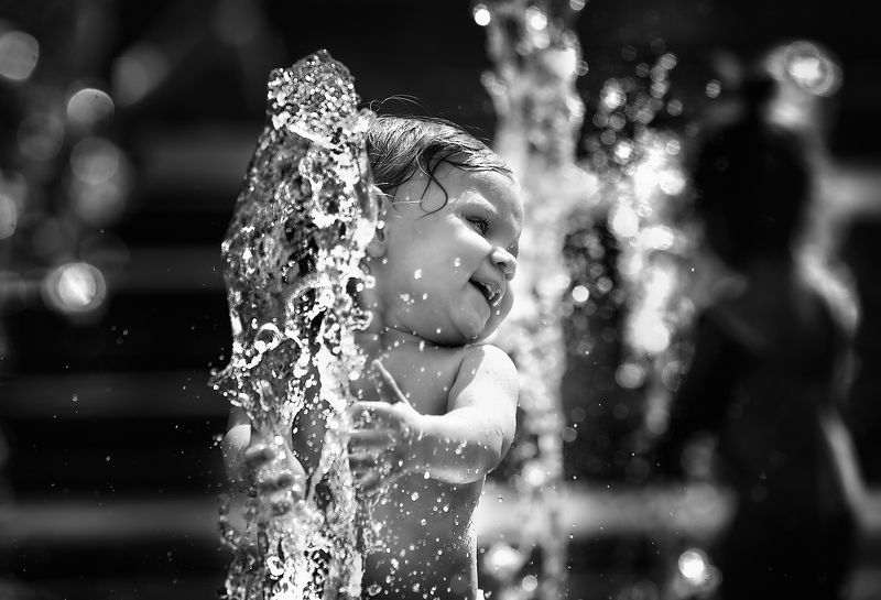 дети, лето, уличный детский портрет, дети и фонтаны, дети у воды Фонтанное настроениеphoto preview