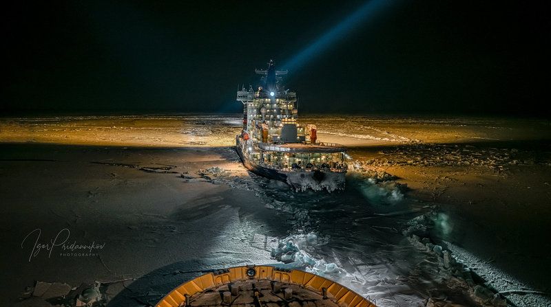 В свете прожекторов фото превью