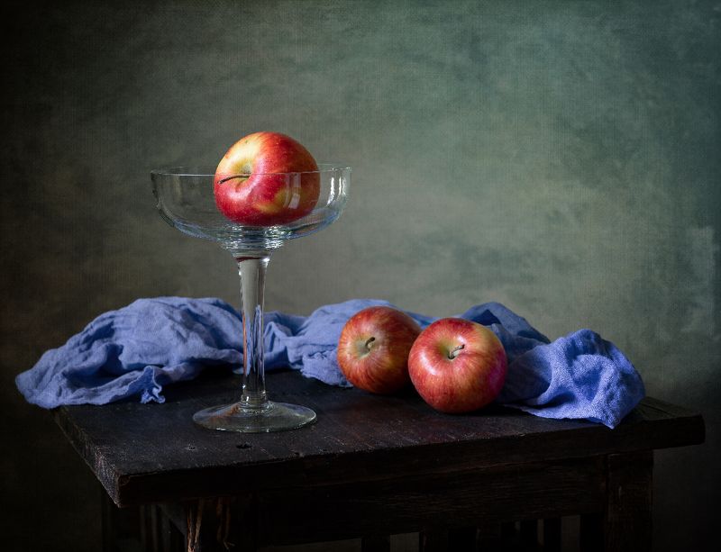 натюрморт, фрукты, яблоки Три яблокаphoto preview