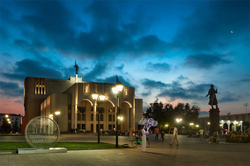 город, архитектура, курск, вечер, здание, памятник, театр, вечернее небо, закат Театральная площадьphoto preview