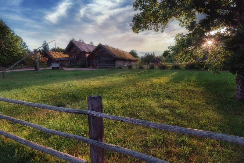 лето август дома изгородь михайловское солнце закат вечер Спокойствие в Михайловскомphoto preview