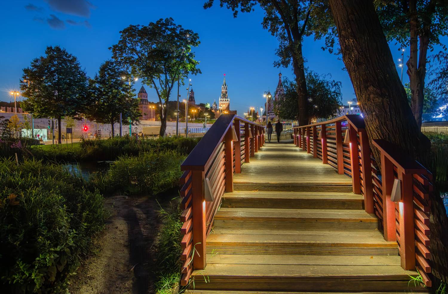 Московский вечер II. Автор: Виктор Климкин москва, кремль, зарядье, вечер, мостик, парочка, Виктор Климкин