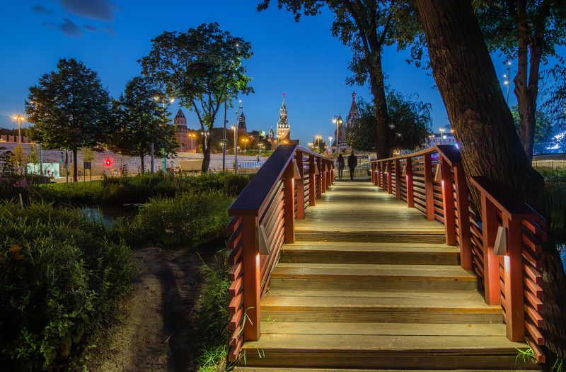 москва, кремль, зарядье, вечер, мостик, парочка Московский вечер IIphoto preview