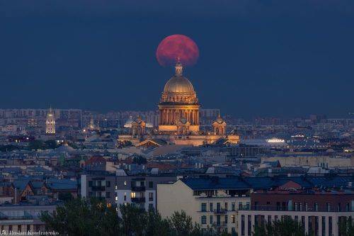 Восход Луны свозь смог и облака