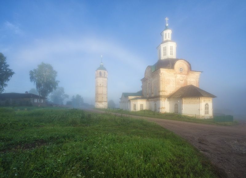 Туманная радуга над храмомphoto preview