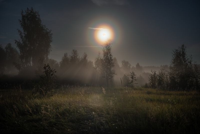 луна полнолуние лунная корона ночь туман Полнолуние, туман и лунная корона фото превью