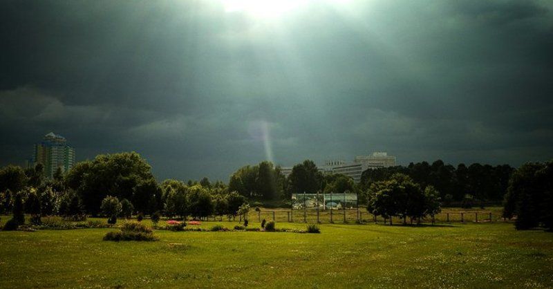 город, гроза перед грозой...photo preview