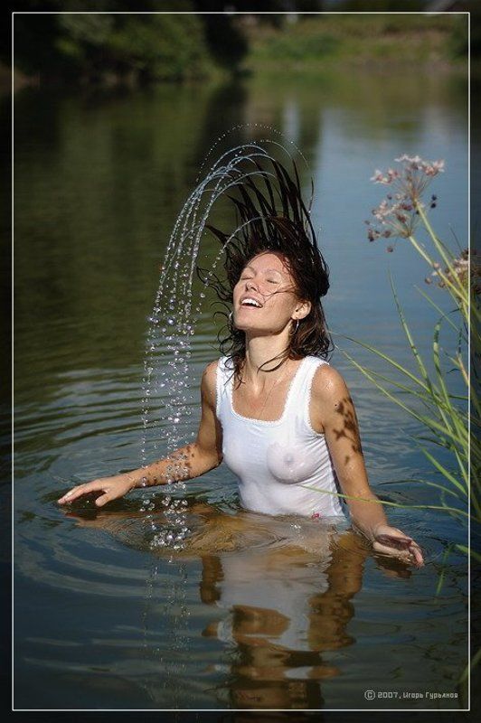n21015m, девушка, волосы, брызги, река Речная нимфаphoto preview