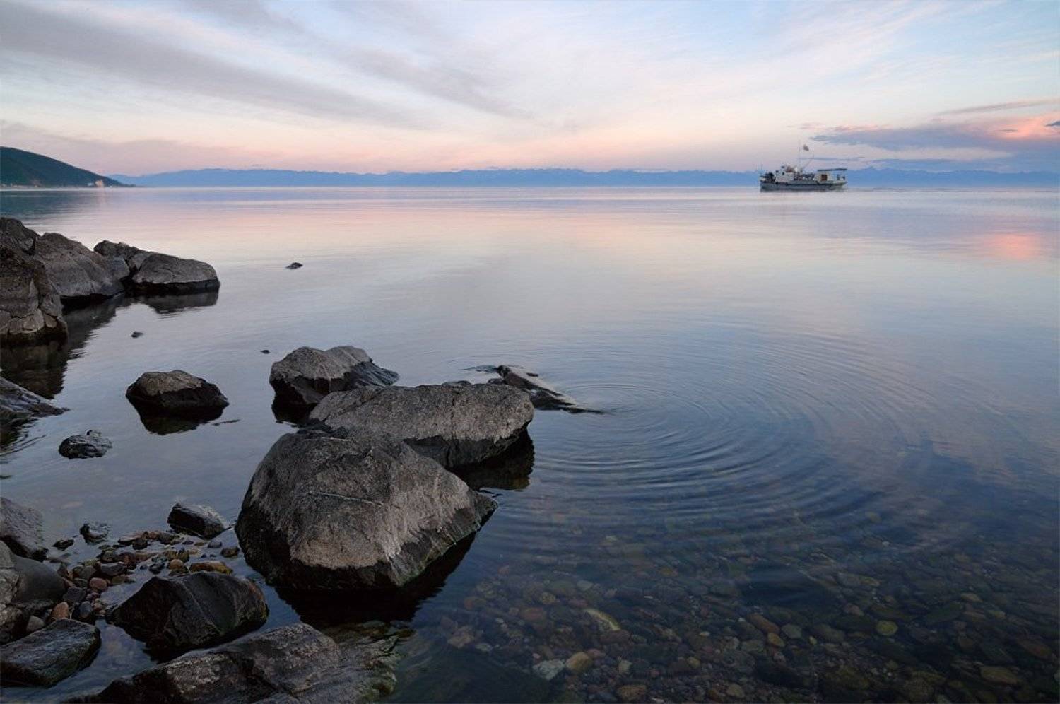 -. Автор: Kaiser Sozo байкал, камни, круги на воде, катер, закат, 2009, Kaiser Sozo