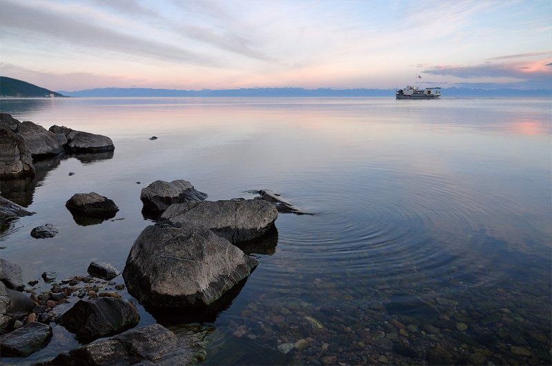байкал, камни, круги на воде, катер, закат, 2009 - фото превью