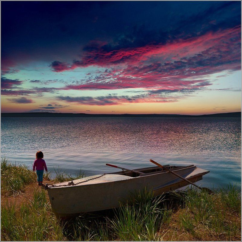 ассоль, багровый, беле, берег, большой, вечер, вода, далекий, даль, девочка, ждать, закат, зеленый, красный, лодка, маленький, небо, облака, озеро, оранжевый, отдых, отражения, пейзаж, природа, путешествия, ребенок, синий, трава, тучи, хакасия Уходит деньphoto preview