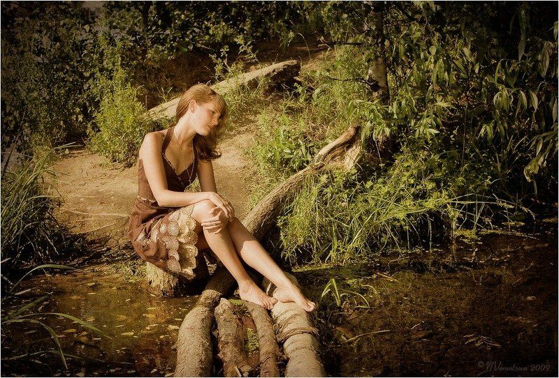 Портрет девушки у прудаphoto preview