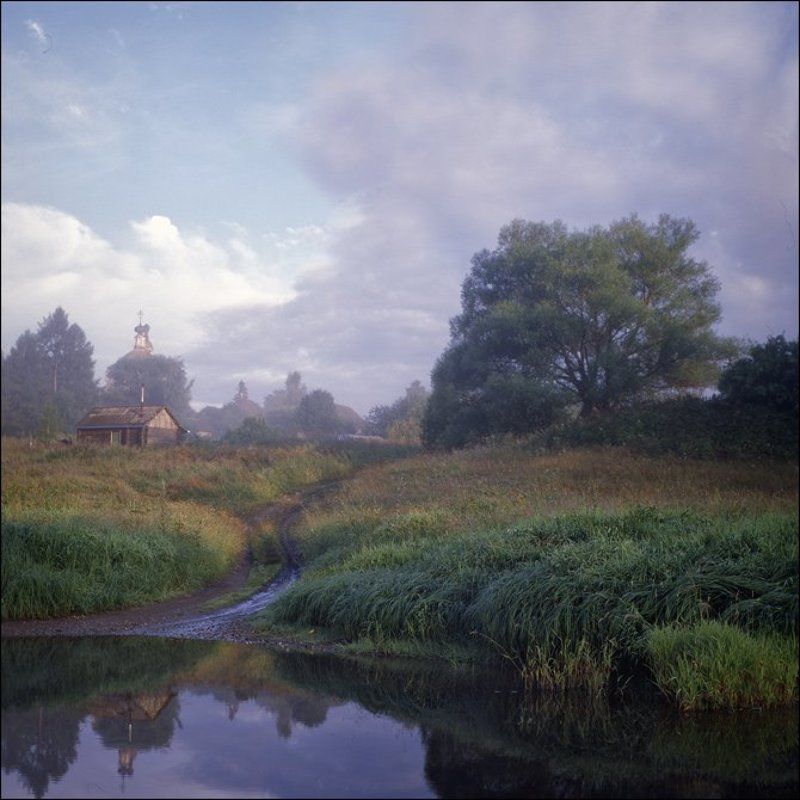 Летняя утренняя слайдовая картинка с видом на дорогу к Кузнецово (Безбожник) от речки с востокаphoto preview