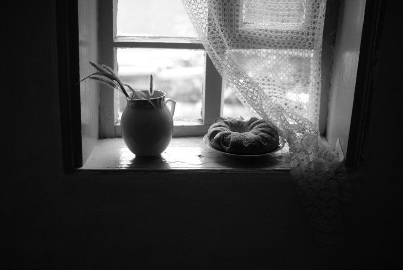 про окошко,кувшин и булочкуphoto preview