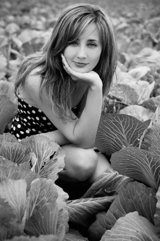 девушка, чб, капуста, поле, лето, пригород, природа, сельское в капустеphoto preview