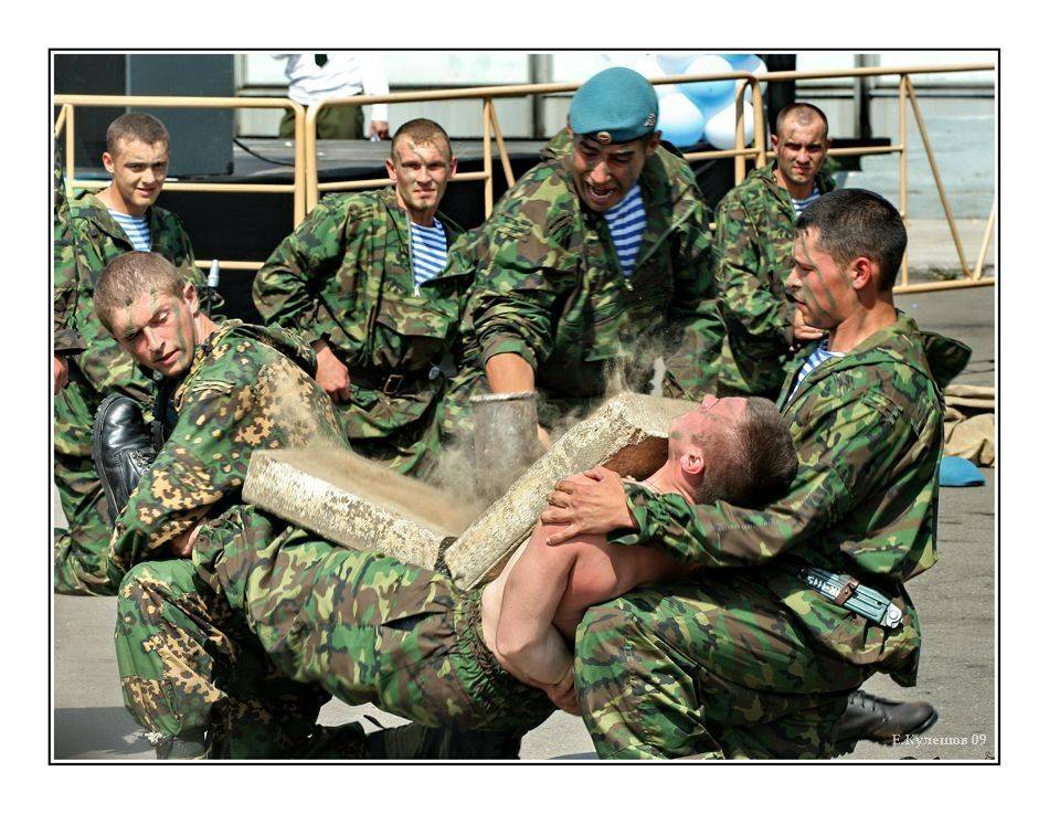 Гвозди б делать из этих людей: Крепче б не было в мире гвоздей.. Автор: Кулешов Евгений вднх,ввц,вдв,десантники,город, москва,кулешов,армейцы,воздушно-десантные войска. ввц, вднх, 70 лет ввц,, Кулешов Евгений