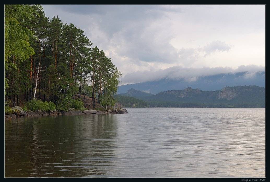 лето,природа,лес,озеро,сосны,вода,дождь,горы,тучи,скалы, Андрей Ухов