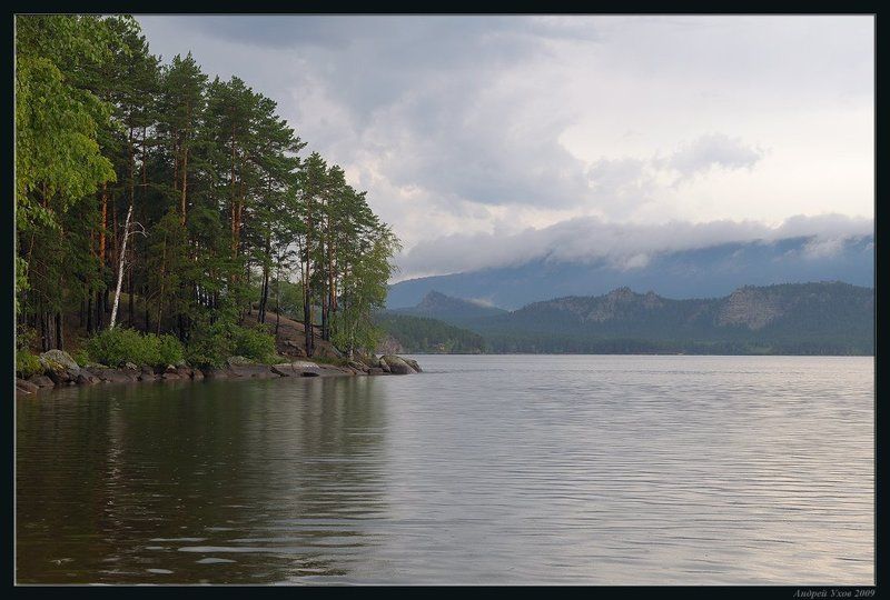 лето,природа,лес,озеро,сосны,вода,дождь,горы,тучи,скалы Летний дождьphoto preview