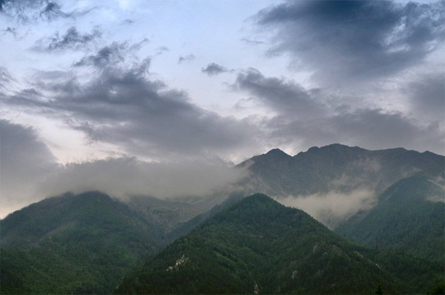 к дождю. Автор: Kaiser Sozo байкал, тункинская долина, восточные саяны, пос. аршан, горы, туман, сумерки, 2009, Kaiser Sozo