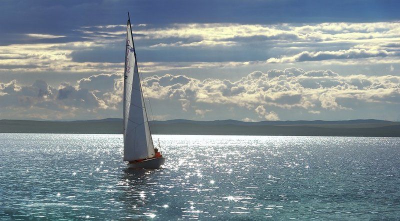 беле, блики, Большой, вода, Волны, Голубой, Далекий, дорожка, зайчики, Красивый, облака, озеро, отдых, отражения, парус, парусник, пейзаж, Плавать, Плыть, Природа, путешествия, Светлый, Сибирь, солнце, туризм, тучи, хакасия, Широкий, Яркий, яхта Под парусомphoto preview