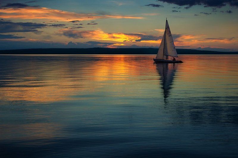беле, Бирюзовый, Большой, Ветер, Вечер, вода, Волны, Глубокий, Далеко, Желтый, закат, Зеленый, Играть, Красивый, Краски, Красный, Красочный, озеро, Оранжевый, отдых, Отражение, отражения, парус, парусник, пейзаж, Природа, путешествия, Сибирь, Синий, Солен Под парусомphoto preview