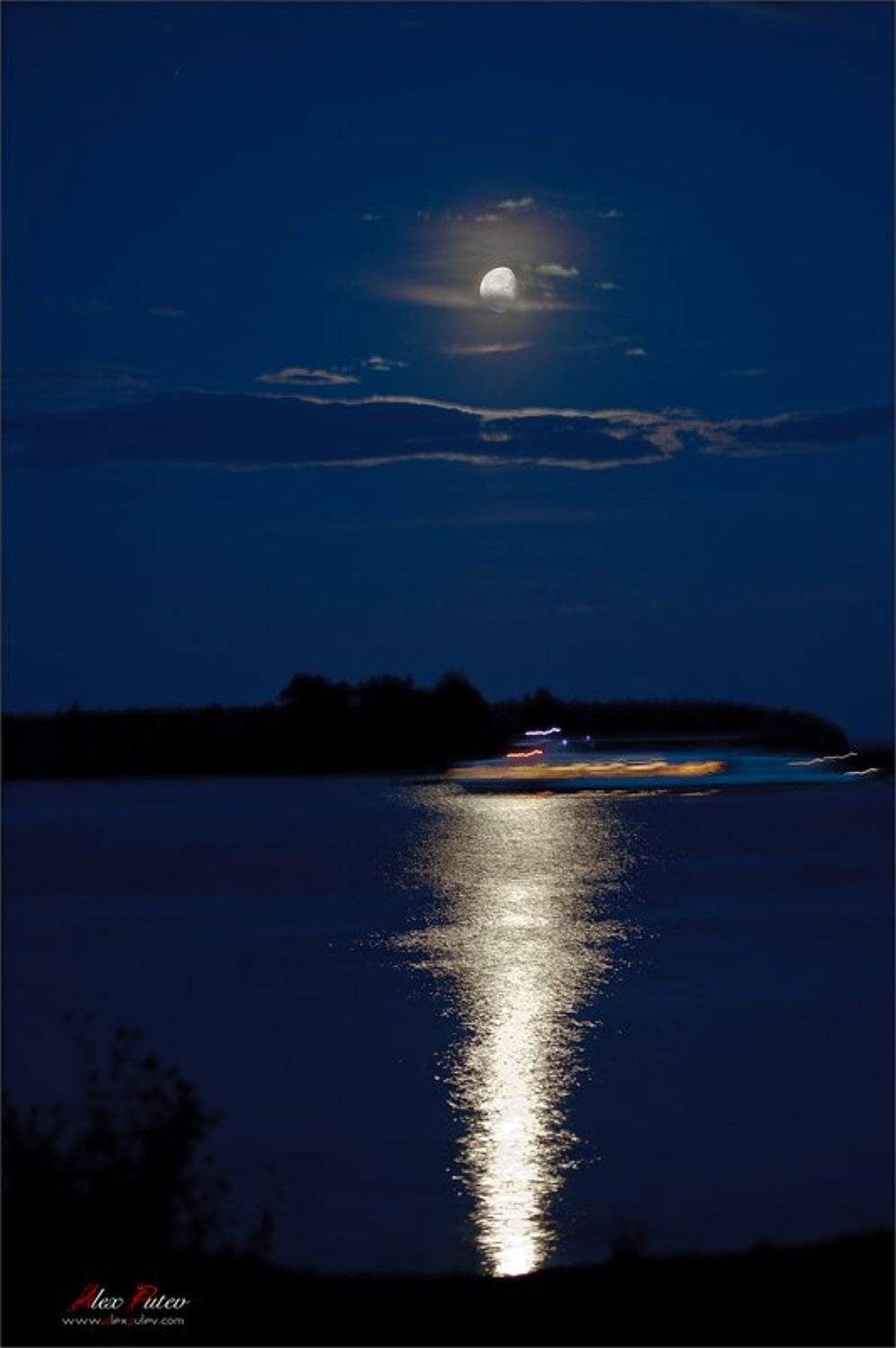 Лунная дорожка блистает серебром. Автор: Александр Путев луна,дорожка,серебро,теплоход,селигер,ночь, Александр Путев