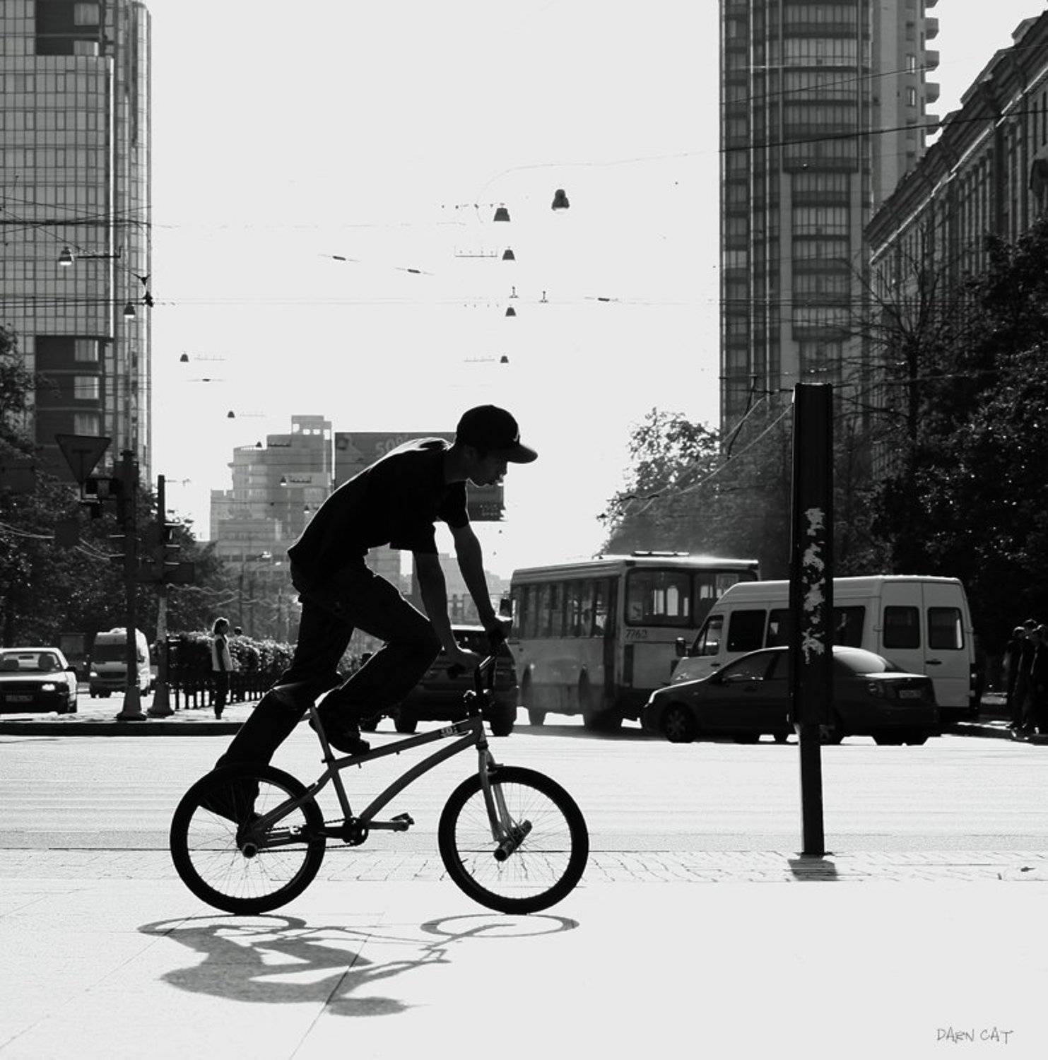 Life in Manhattan. Автор: Darn Cat life, on, manhattan, жизнь, на, манхеттане, велосипед, прогулка, город, парень, тень, Darn Cat
