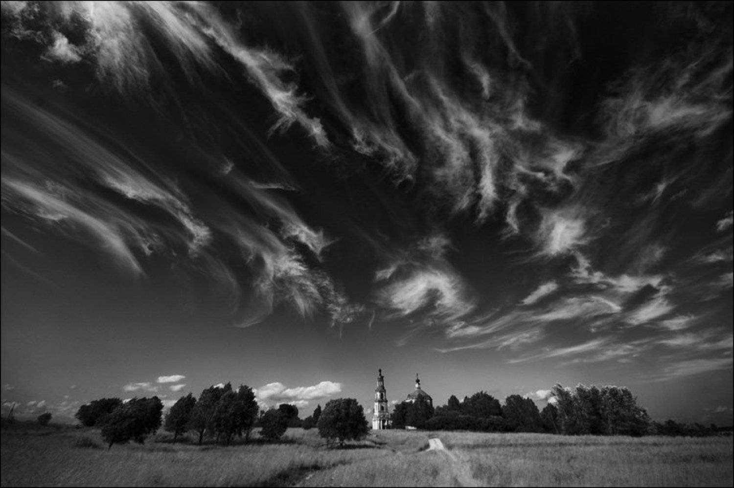 Летняя чб картинка с красивыми облаками над Кузнецово. Автор: Сергей Чубаров , Сергей Чубаров