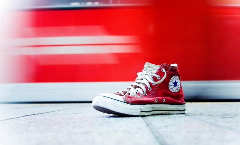 кеды, кед, конверсы, платформа, красное, красный, камень, кожа, поезд, плитка _ |photo preview