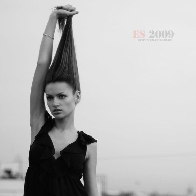 девушка, шампунь, чб *photo preview