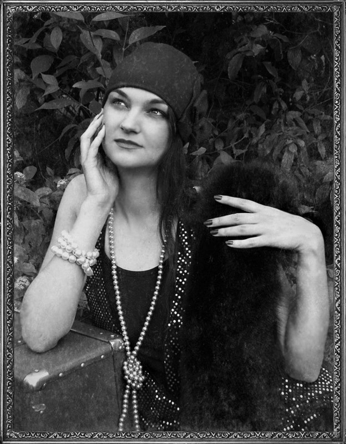 На плече моем на левом примостился филин-ночь!. Автор: Olga Panteleeva девушка, молодость, мечты, взгляд , ретро, Olga Panteleeva