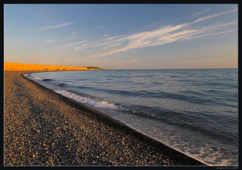 лето,озеро,берег,утро,волны,обрыв,облака,отдых,галька Пустынный пляжphoto preview