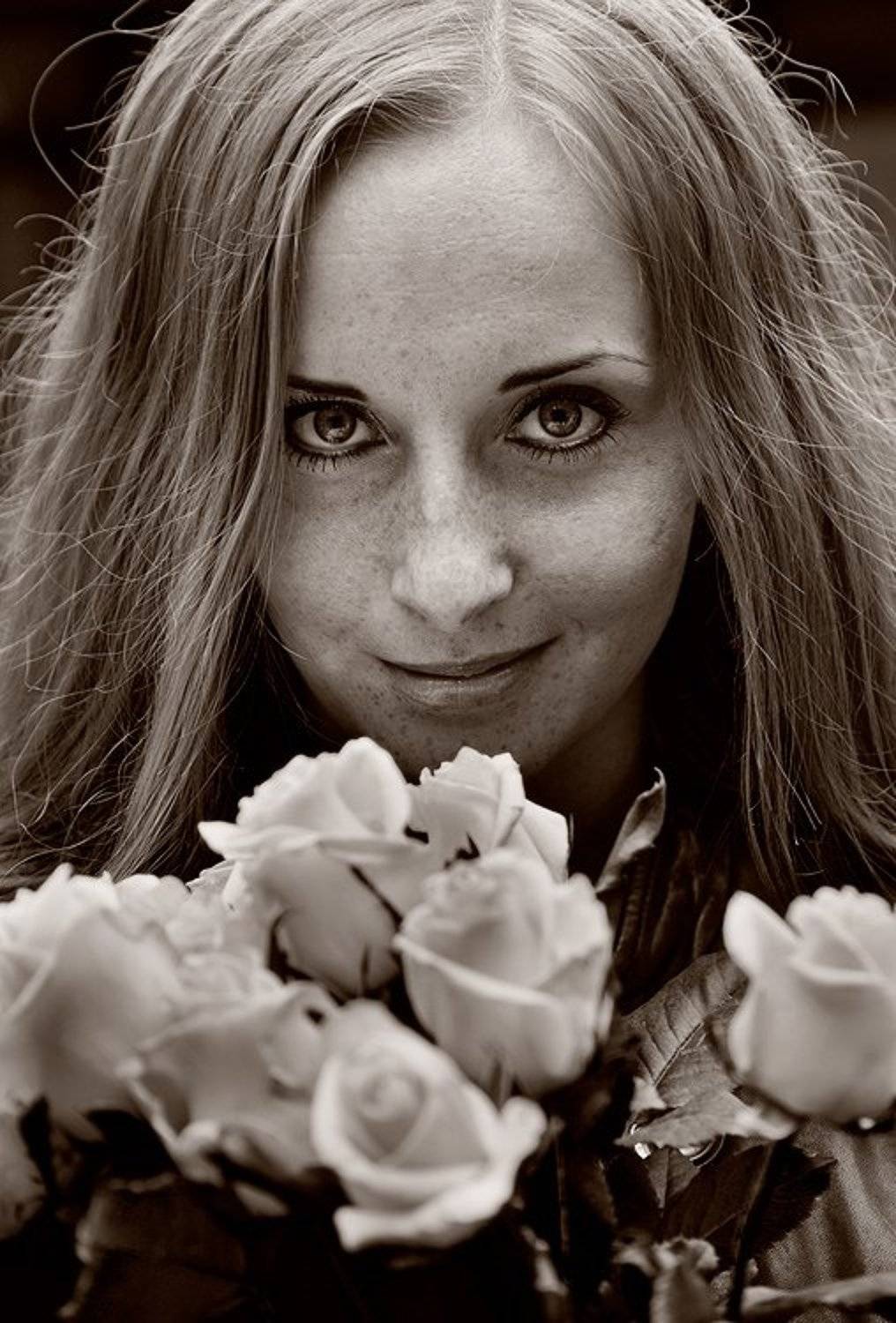 Девушка с розами. Автор: BezOdezhdi девушка, портрет, сепия, BezOdezhdi