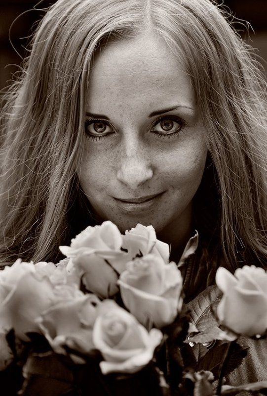 девушка, портрет, сепия Девушка с розамиphoto preview