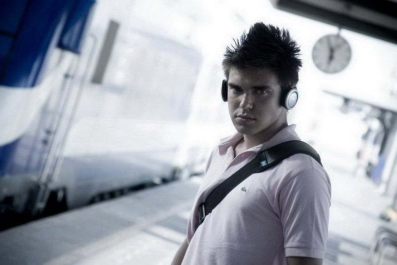 платформа, поезд, электричка, парень, наушники, прическа, хаер, кок, ирокез, часы Без пяти шестьphoto preview