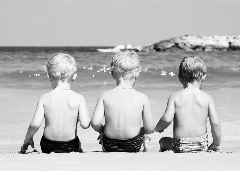 дети, трое, троца, пляж, море, песок, волны, камни, небо 3photo preview