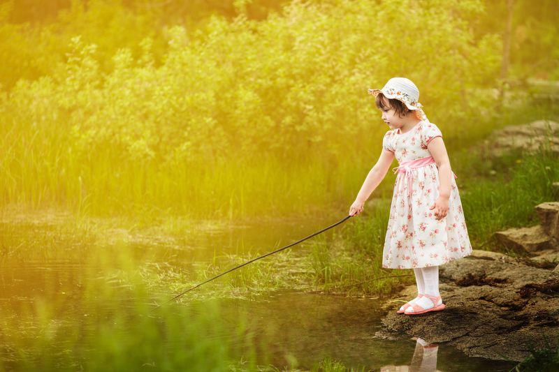Вода, Водоём, Гольфы, Девочка, Зелень, Лето, Озеро, Палка, Платье, Пруд, Рыбалка, Сандали, Софи, Трава, Удочка, Шляпка Sophyphoto preview
