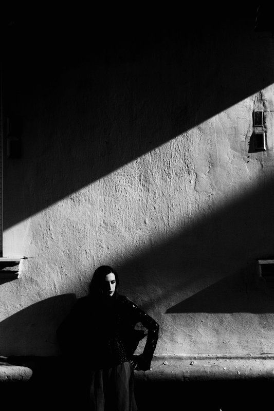 девушка, тени, атмосфера, контраст, эмоции, апатия photo preview