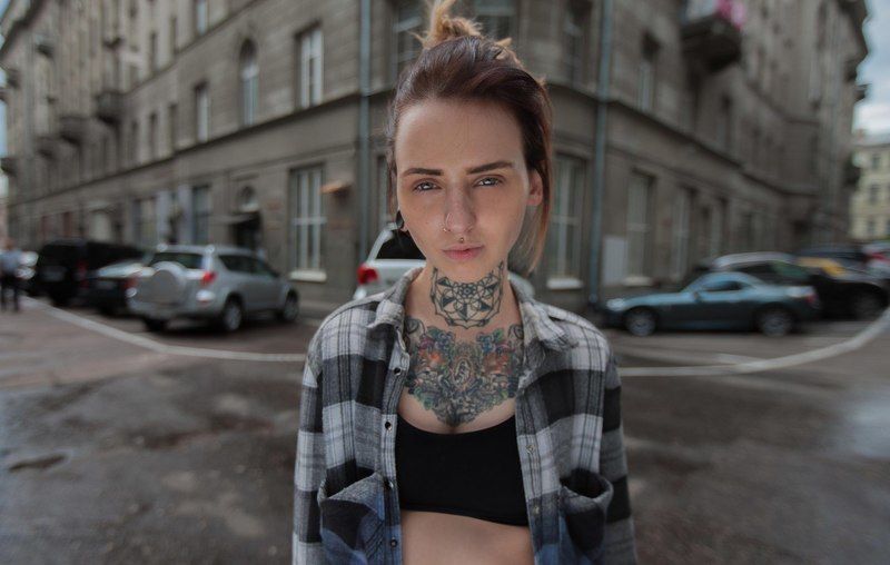 тату, татуировки, девушка, город, улица, машины, линии, композиция, взгляд, рубашка Аняphoto preview